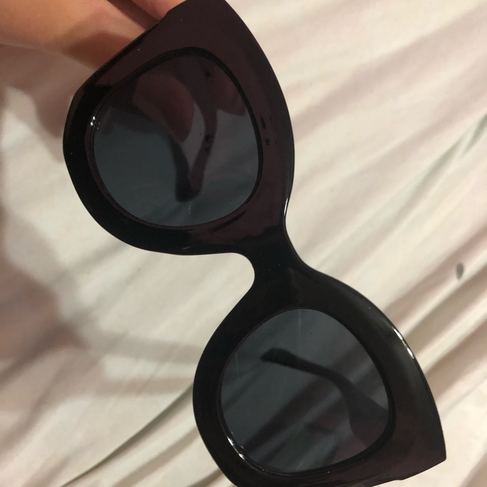 BLACK SUNGLASSES